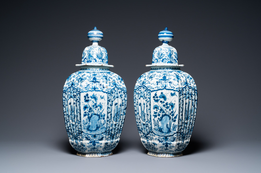 Une paire de vases couverts en fa&iuml;ence de Delft en bleu et blanc, 1er quart du 18&egrave;me