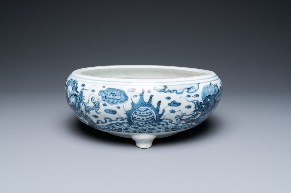 Un br&ucirc;le-parfum tripod en porcelaine de Chine en bleu et blanc &agrave; d&eacute;cor de dragons, Kangxi
