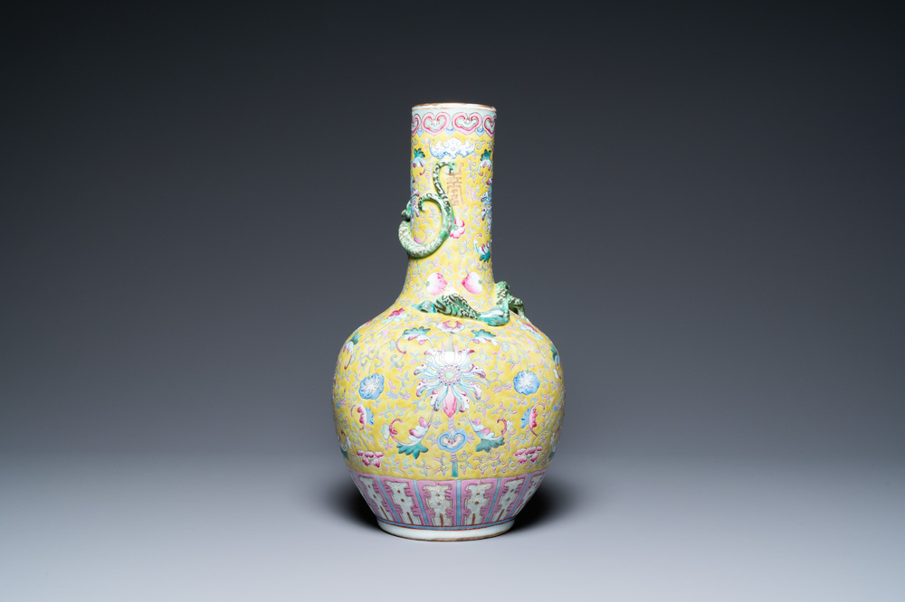 Een Chinese flesvormige famille rose vaas met gele fondkleur, 19e eeuw