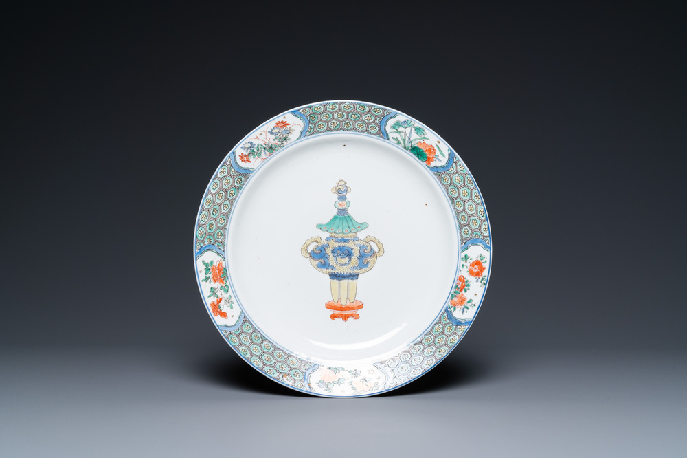 Un plat en porcelaine de Chine famille verte &agrave; d&eacute;cor d'un br&ucirc;le-parfum, Kangxi