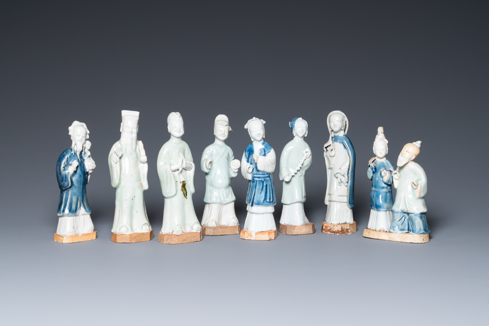 Acht Chinese blauw-witte en celadon-geglazuurde figuren, Qianlong