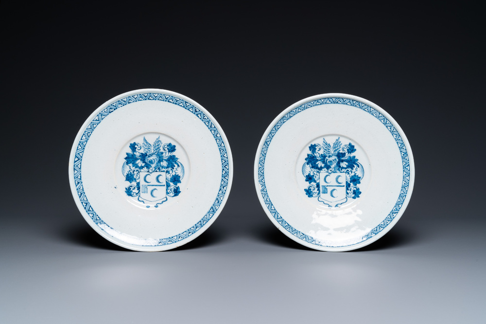 Une paire de plats en fa&iuml;ence de Delft en bleu et blanc, fin du 17&egrave;me