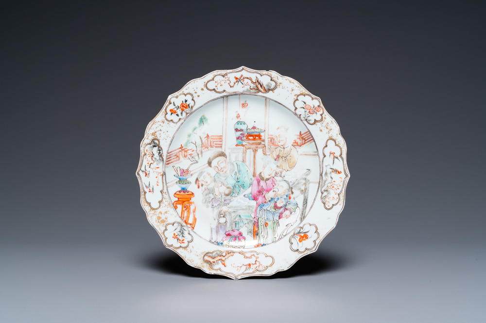 Une assiette en porcelaine de Chine famille rose &agrave; d&eacute;cor d'une sc&egrave;ne de th&eacute;, Qianlong