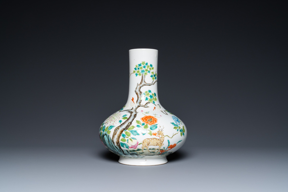 Een Chinese flesvormige vaas met een hert en kraanvogels, 19/20e eeuw