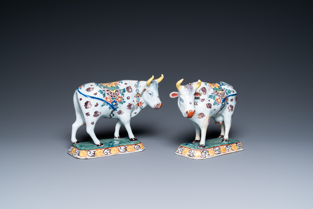Une paire de vaches en fa&iuml;ence polychrome de Delft, 18&egrave;me