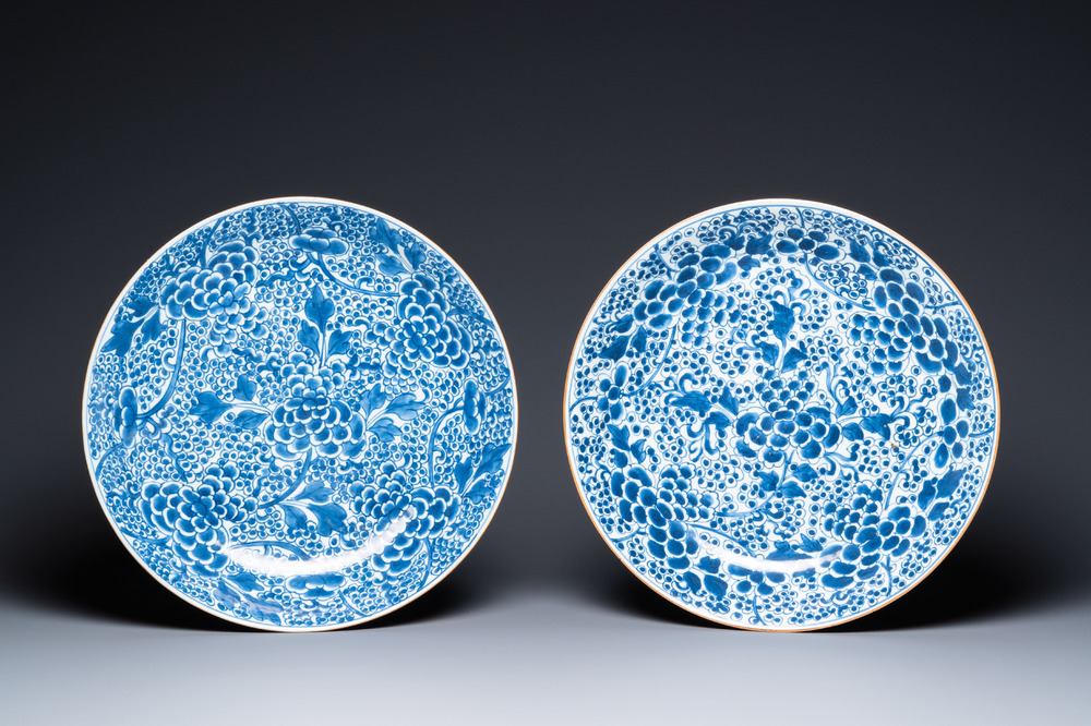 Deux plats en porcelaine de Chine en bleu et blanc &agrave; d&eacute;cor de raisins, Kangxi