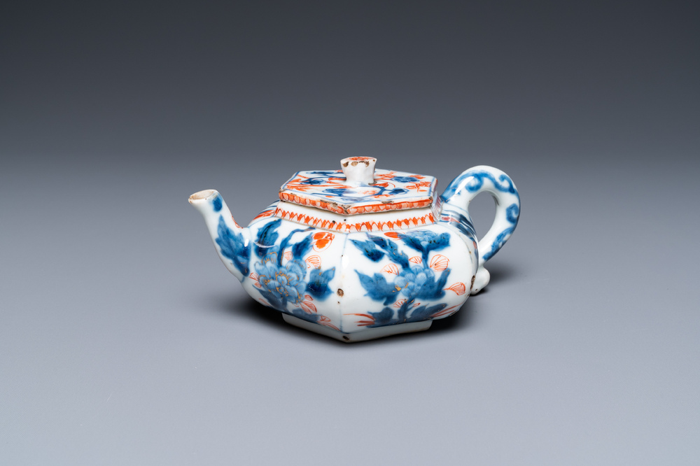 Une th&eacute;i&egrave;re couverte de forme hexagonale en porcelaine de Chine de style Imari, Kangxi
