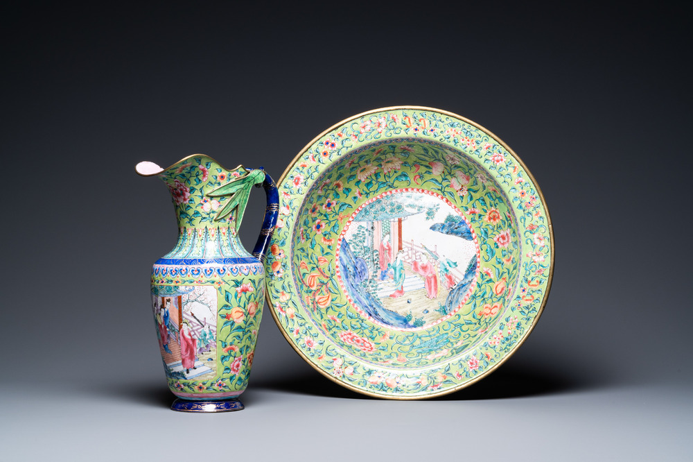 A Chinese lime-green-ground Canton enamel water jug and basin, 1st half 19th C.