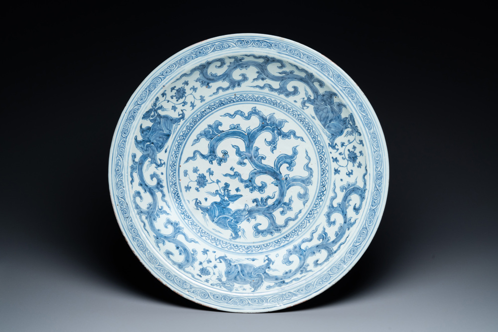 Un important plat en porcelaine de Chine en bleu et blanc &agrave; d&eacute;cor d'un dragon, Chine, Ming, 2&egrave;me moiti&eacute; du 15&egrave;me