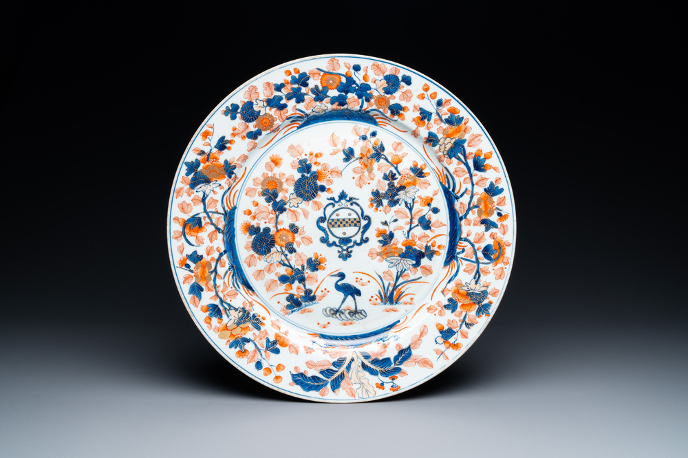 Un plat armori&eacute; en porcelaine de Chine de style Imari pour le march&eacute; am&eacute;ricain aux armes de Thomas Pitt, Kangxi