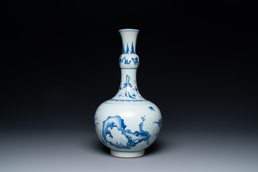 A Chinese blue and white bottle vase with a frog, a lizard and butterflies, Transitional period