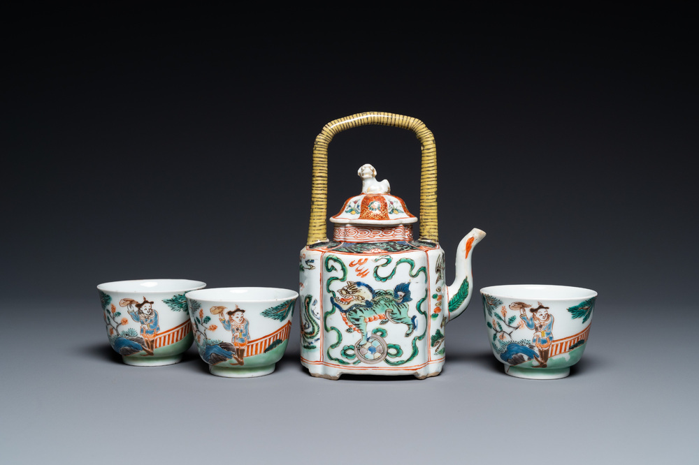 A Chinese famille verte teapot and three cups, Kangxi and later