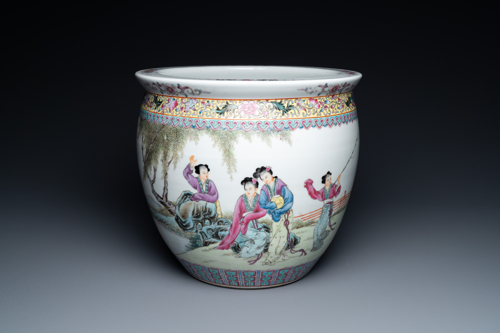 Une jardini&egrave;re en porcelaine de Chine famille rose, marque de Qianlong, R&eacute;publique