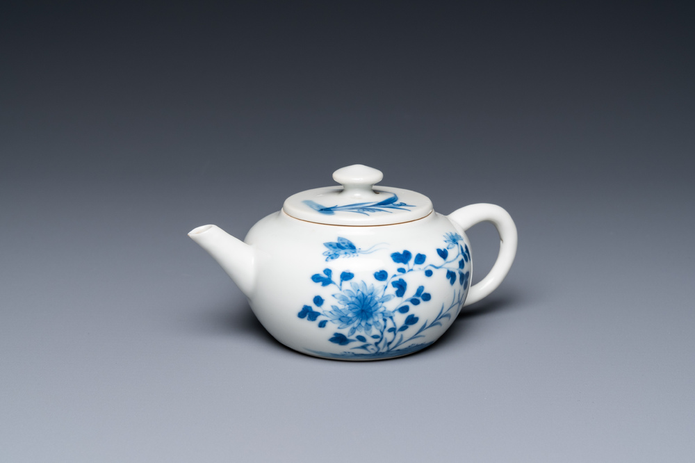 A small Chinese blue and white teapot with floral design, 19th C.