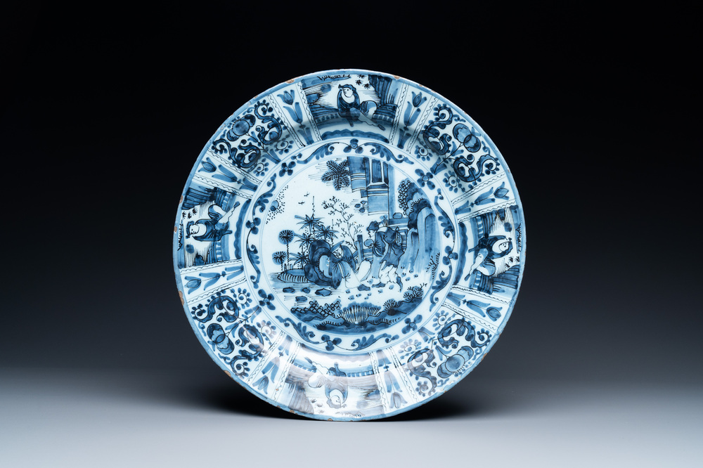 Un plat en fa&iuml;ence de Delft en bleu et blanc &agrave; decor chinois, fin du 17&egrave;me