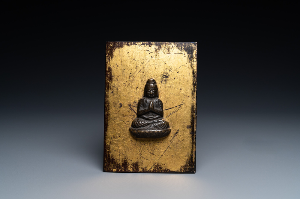 Een Japanse bronzen votieve plaquette of 'Kakebotoke', Kamakura periode, 12/14e eeuw