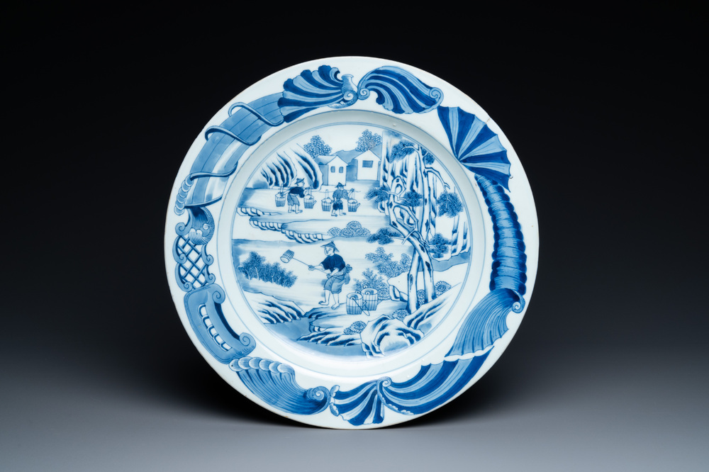 Een Chinese blauw-witte schotel met de theekweek, Qianlong