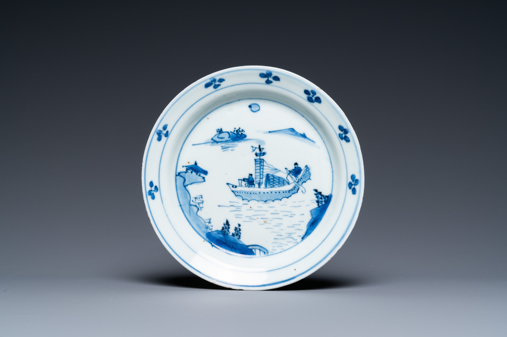 Een Chinees blauw-wit ko-sometsuke bord met een schip voor de Japanse markt, Transitie periode