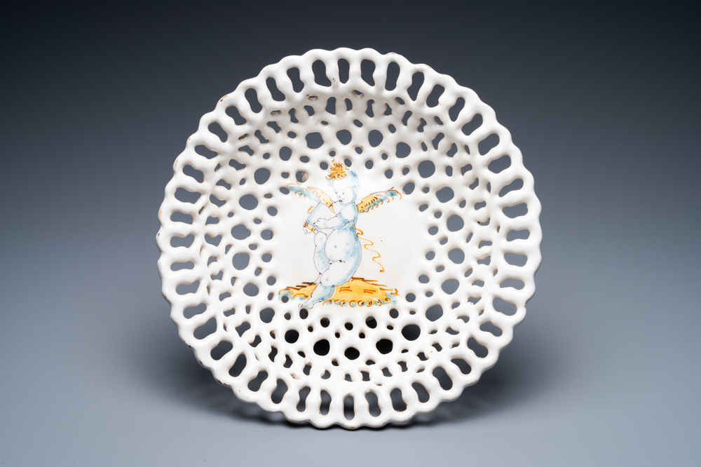 A reticulated Italian blue, white and yellow 'putto' tazza, Faenza, 17th C.