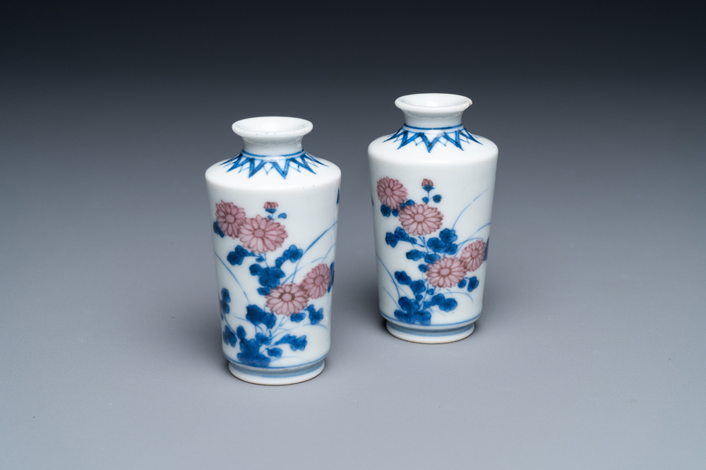 Une paire de vases miniatures ou tabati&egrave;res en porcelaine de Chine en bleu, blanc et rouge de cuivre, marque Qing Feng, 18/19&egrave;me