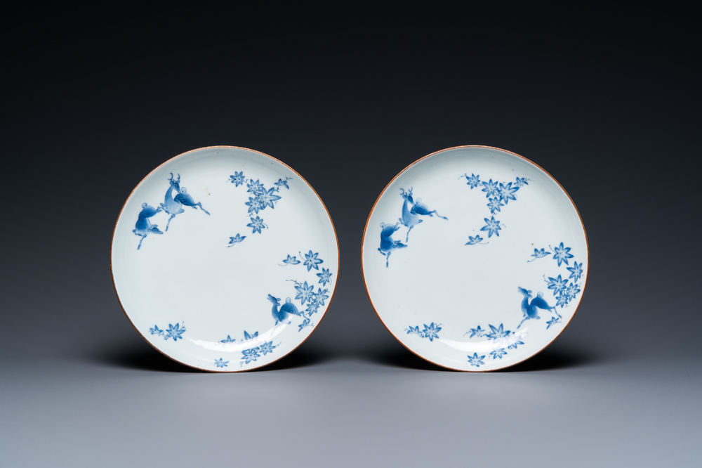 Une paire d'assiettes en porcelaine ai-Kakiemon de Japon en bleu et blanc figurant des cerfs, Edo, 18&egrave;me