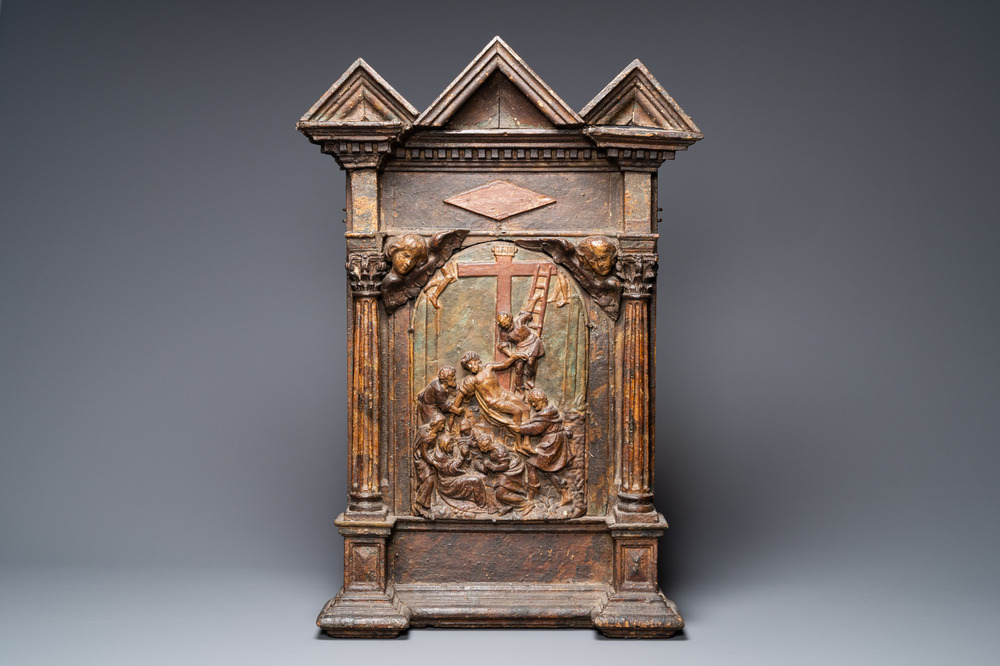 Un important retable figurant la 'Descente de croix' en bois sculpt&eacute; et terre cuite polychrom&eacute;, Italie, 1&egrave;re moiti&eacute; du 16&egrave;me