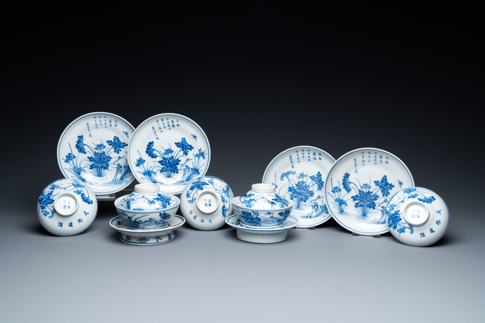Een collectie Chinese blauw-witte dekselkommen en schotels met kraanvogels en lotusbloemen, Kangxi merk, 19e eeuw