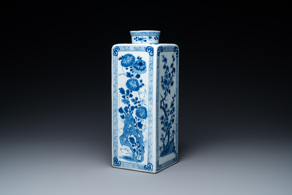 Een Chinese blauw-witte vierkante fles, Kangxi