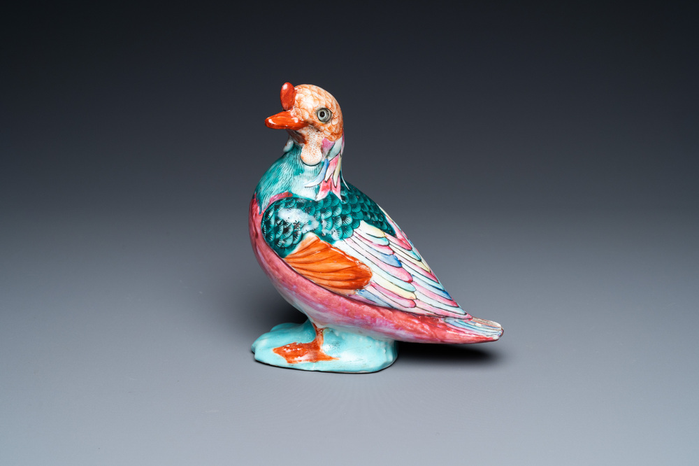 Een Chinees famille rose model van een duif, Qianlong