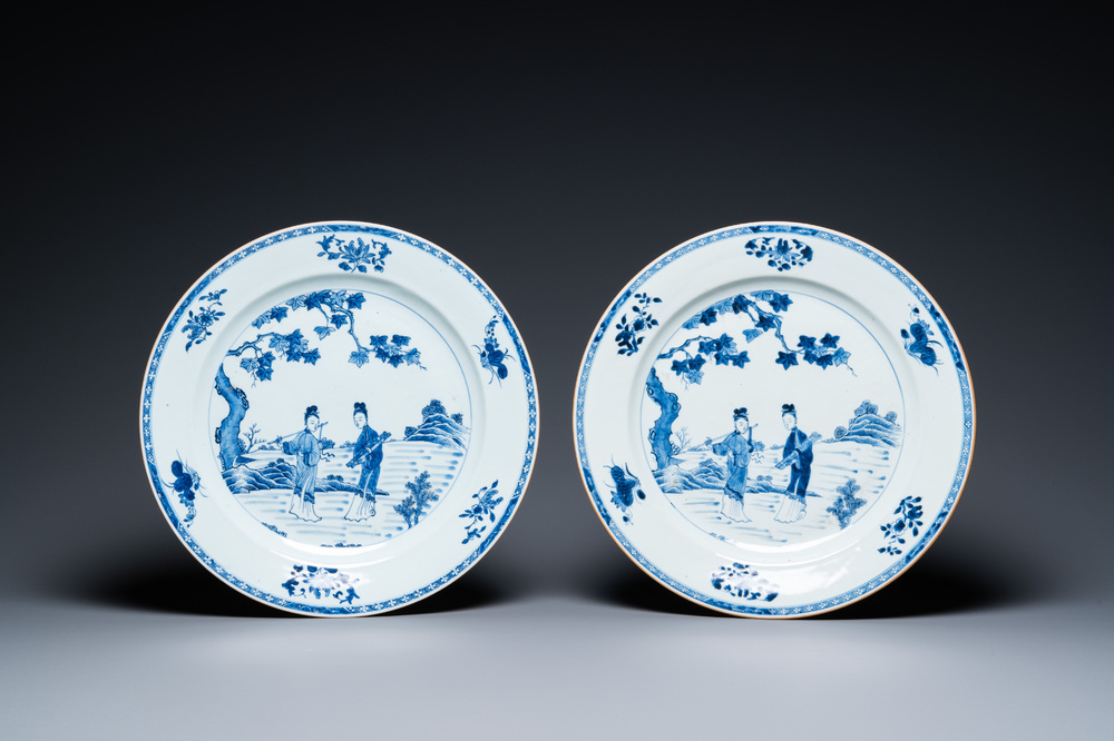 A pair of Chinese blue and white dishes with two immortals, Qianlong