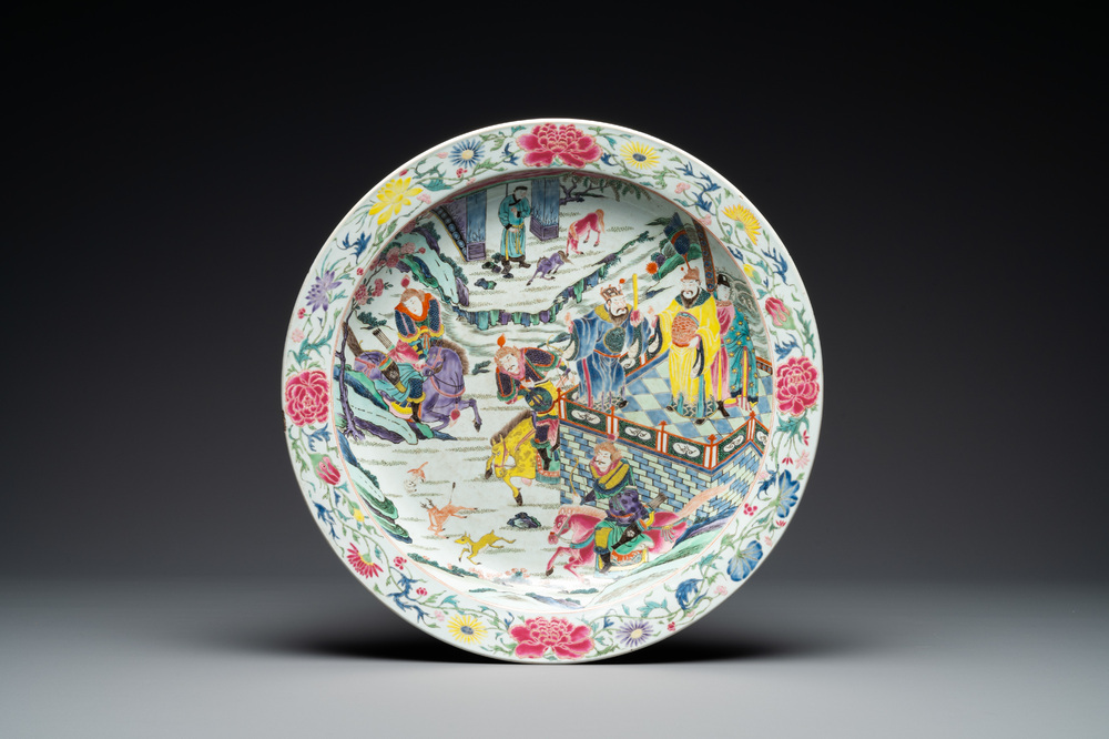 Un grand plat en porcelaine de Chine famille rose &agrave; d&eacute;cor d'une chasse aux cerfs, Yongzheng
