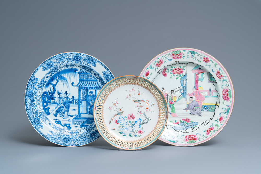 Trois plats en porcelaine de Chine en bleu et blanc et famille rose, Kangxi/Yongzheng