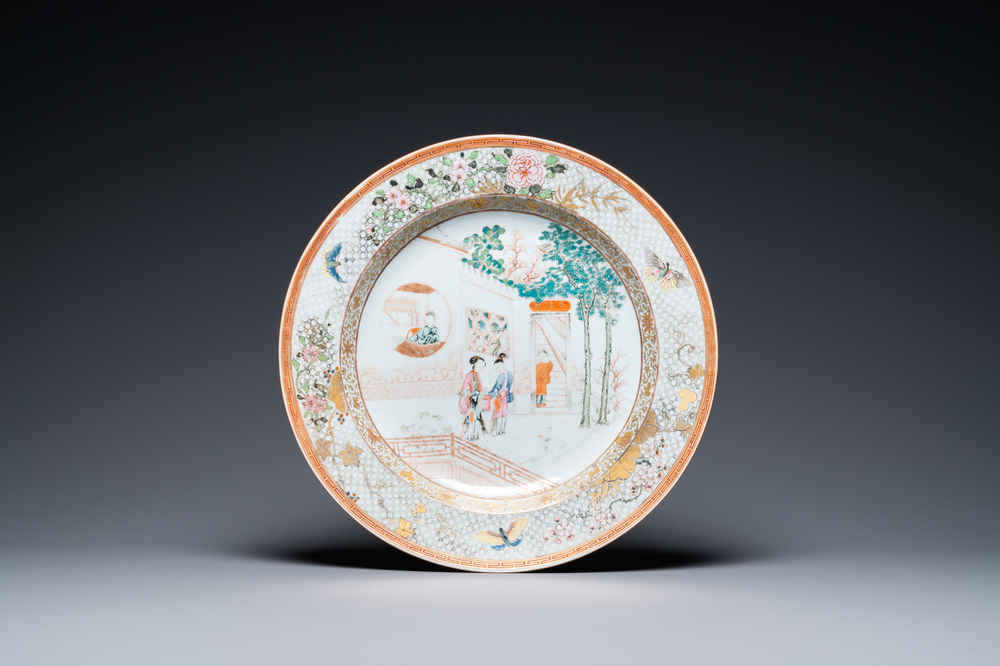 Un plat en porcelaine de Chine famille rose, Yongzheng/Qianlong
