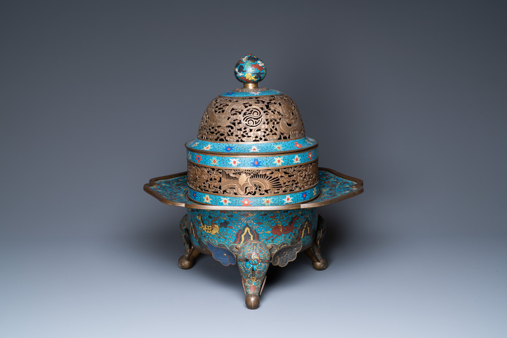 Un grand br&ucirc;le-parfum tripod en &eacute;maux cloisonn&eacute;s, Chine, 19&egrave;me