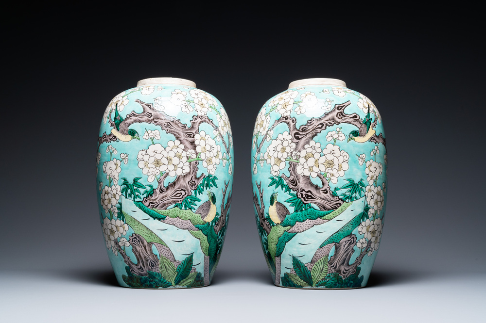 Een paar Chinese verte biscuit potten met turquoise fondkeur, 19e eeuw