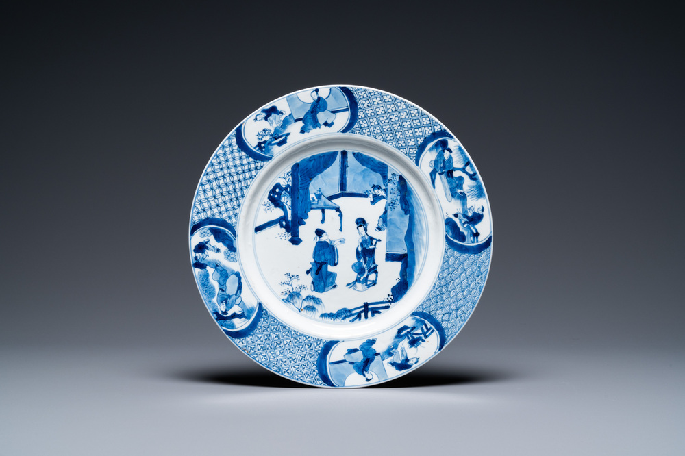 Un plat en porcelaine de Chine en bleu et blanc, marque et &eacute;poque de Kangxi