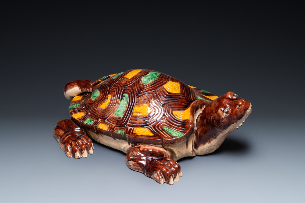 Une grande tortue en porcelaine de Chine &agrave; &eacute;mail sancai, 20&egrave;me