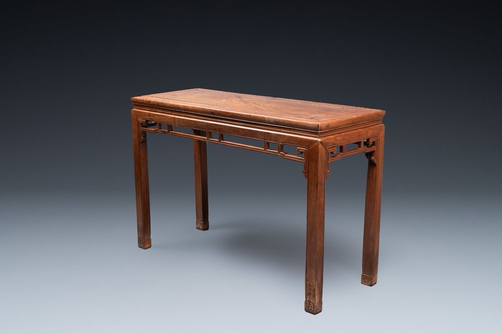 A Chinese rectangular huali table, 18/19th C.