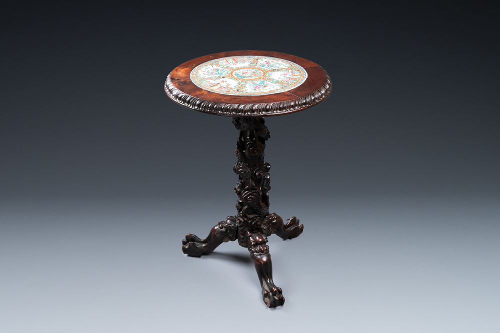 Een Chinese houten tafel met een Canton famille rose plaquette, 19e eeuw