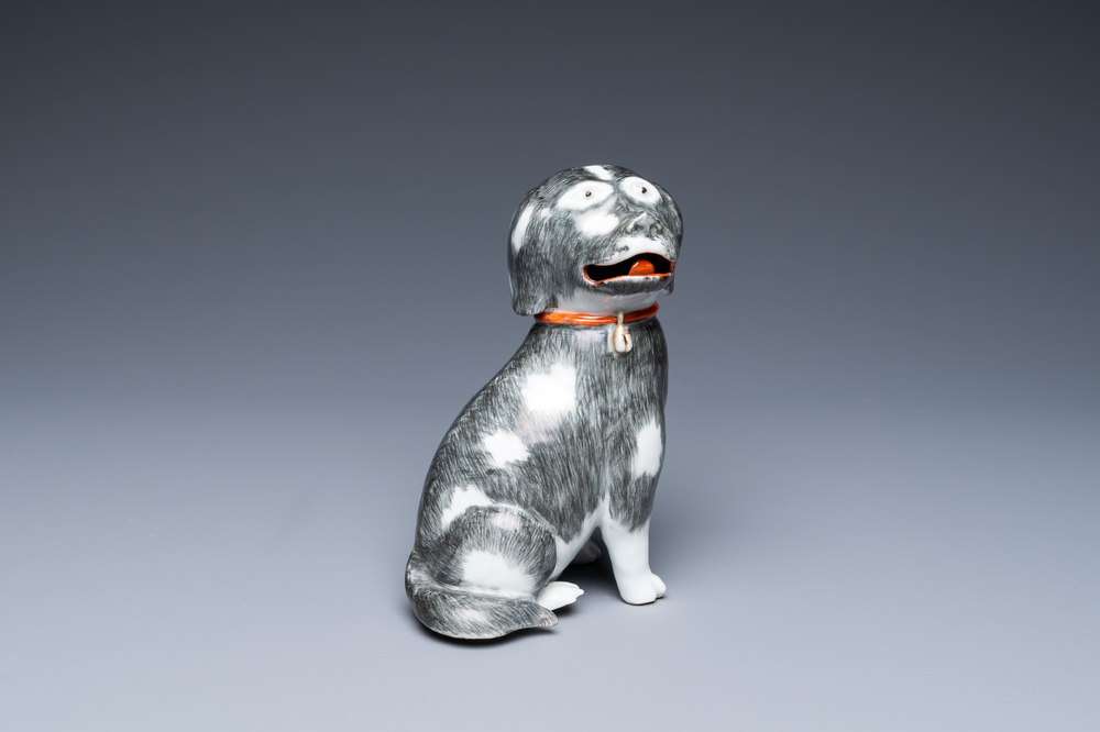 Un mod&egrave;le d'un &eacute;pagneul en porcelaine de Chine en grisaille, rouge de fer et dor&eacute;, Qianlong