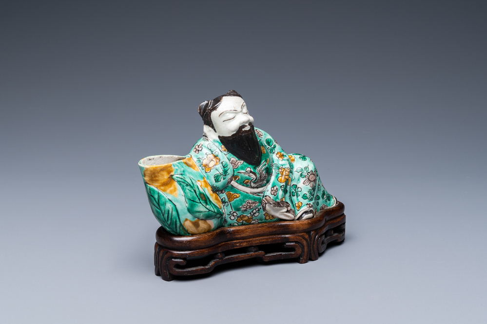 Een Chinese verte biscuit 'Li Bai' penselenwasser, 19e eeuw