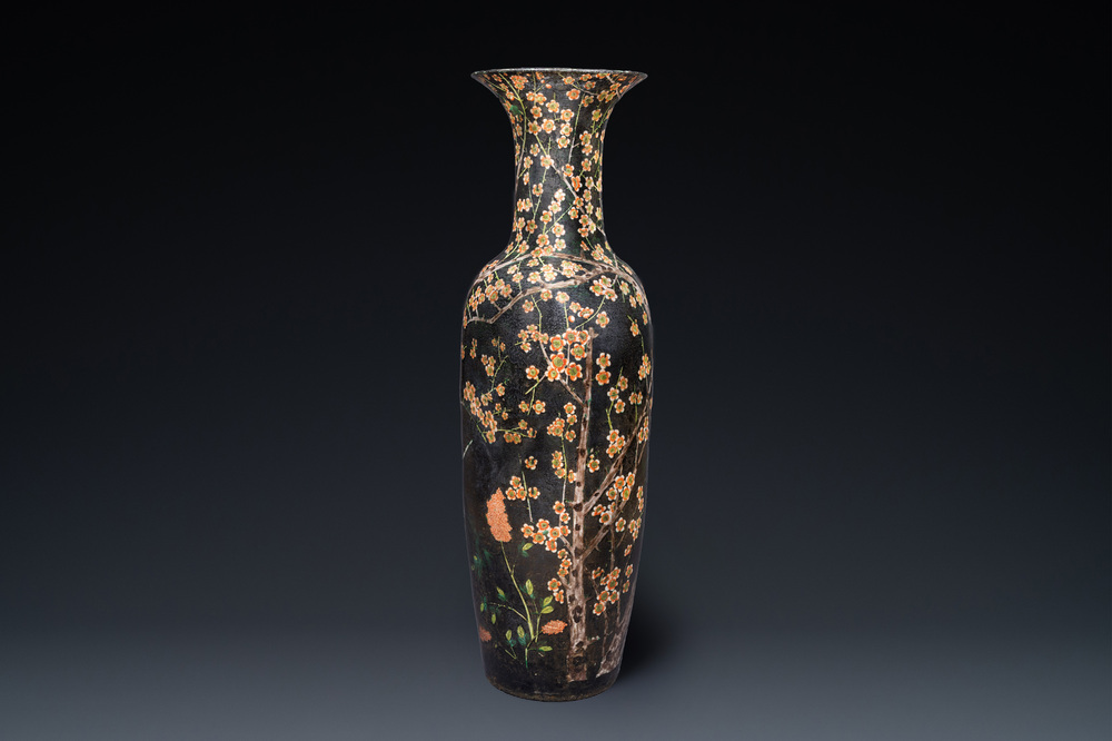 Un tr&egrave;s grand vase en porcelaine de Chine famille noire &agrave; d&eacute;cor de fleurs de prunus, marque de Kangx, 19&egrave;me