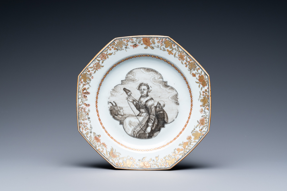 Une assiette de forme octagonale en porcelaine de Chine en grisaille et dor&eacute;, Qianlong