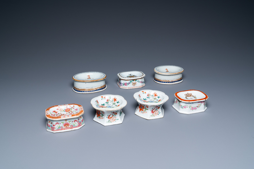 Une collection de sept salerons en porcelaine de Chine armori&eacute;e et famille rose, Qianlong