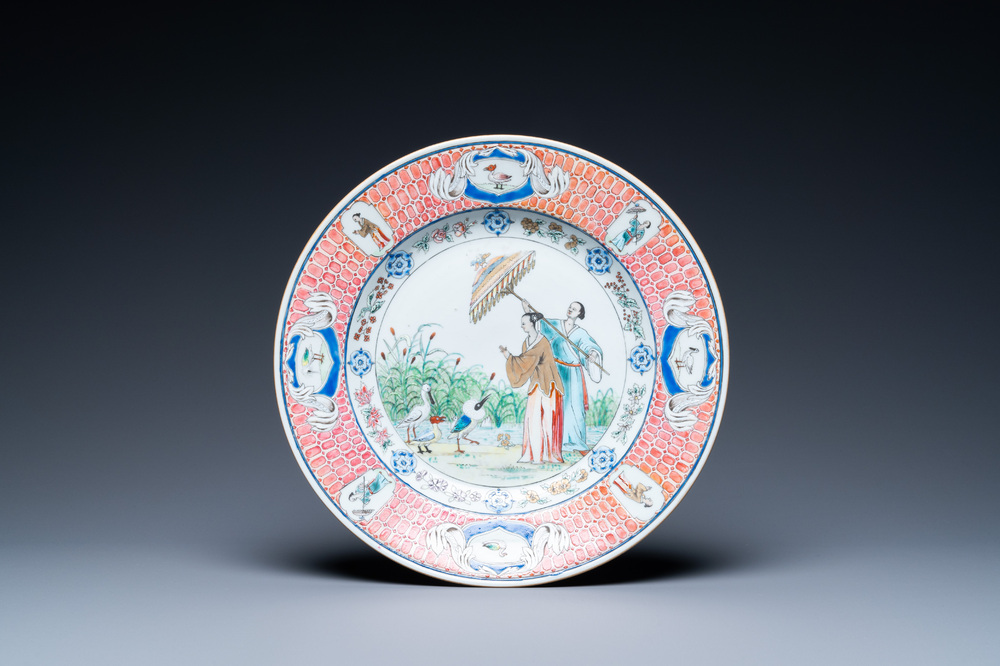 Een Chinese famille rose schotel met 'De Parasoldames' naar Cornelis Pronk, Qianlong