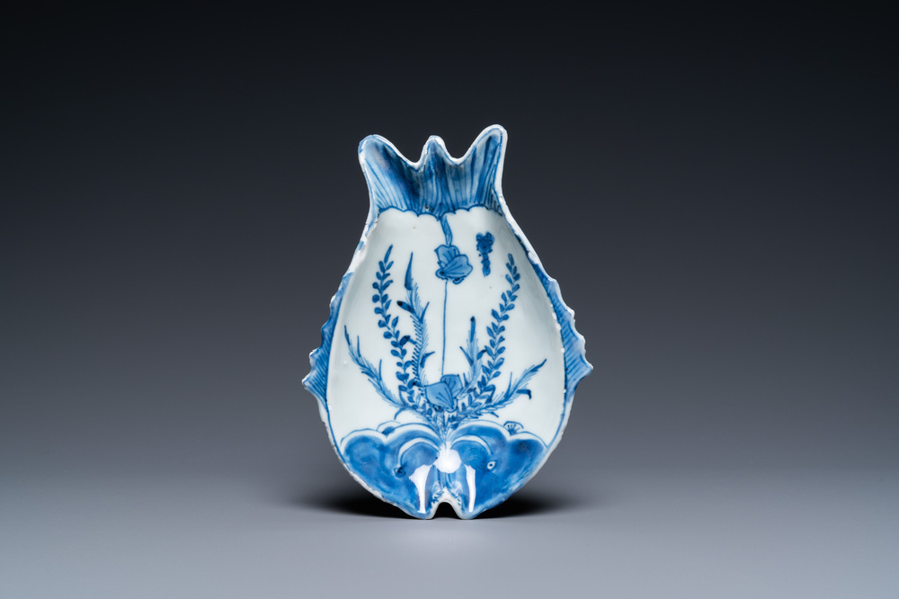 Une coupe en forme de deux poissons en porcelaine de Chine en bleu et blanc de type ko-sometsuke pour le march&eacute; japonais, Tianqi