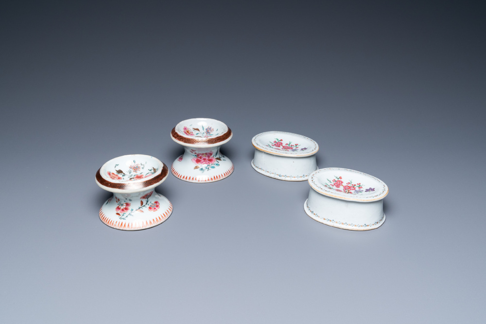 Deux paires de salerons en porcelaine de Chine famille rose, Qianlong