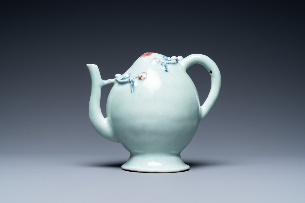 Een Chinese perzikvormige 'cadogan' theepot met reli&euml;fdecor in blauw en koperrood op celadon fond, 19e eeuw