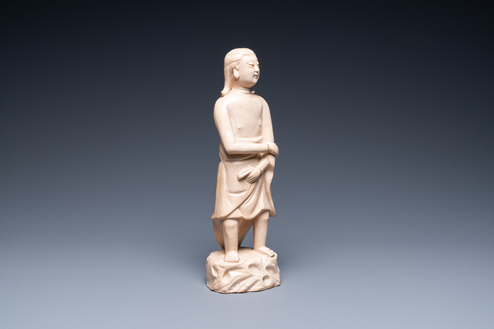 Een Chinese craquel&eacute; figuur van Adam, 18e eeuw