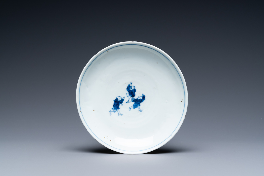 A Chinese blue and white ko-sometsuke plate with three playing boys for the Japanese market, Transitional period
